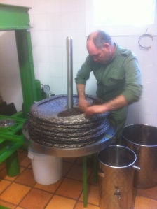 Esteban filling the mats with the olive mash
